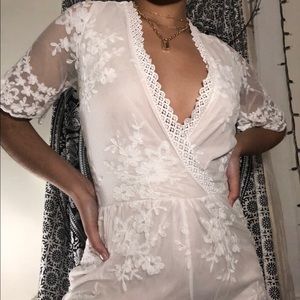 LACE romper in white with little flower details
